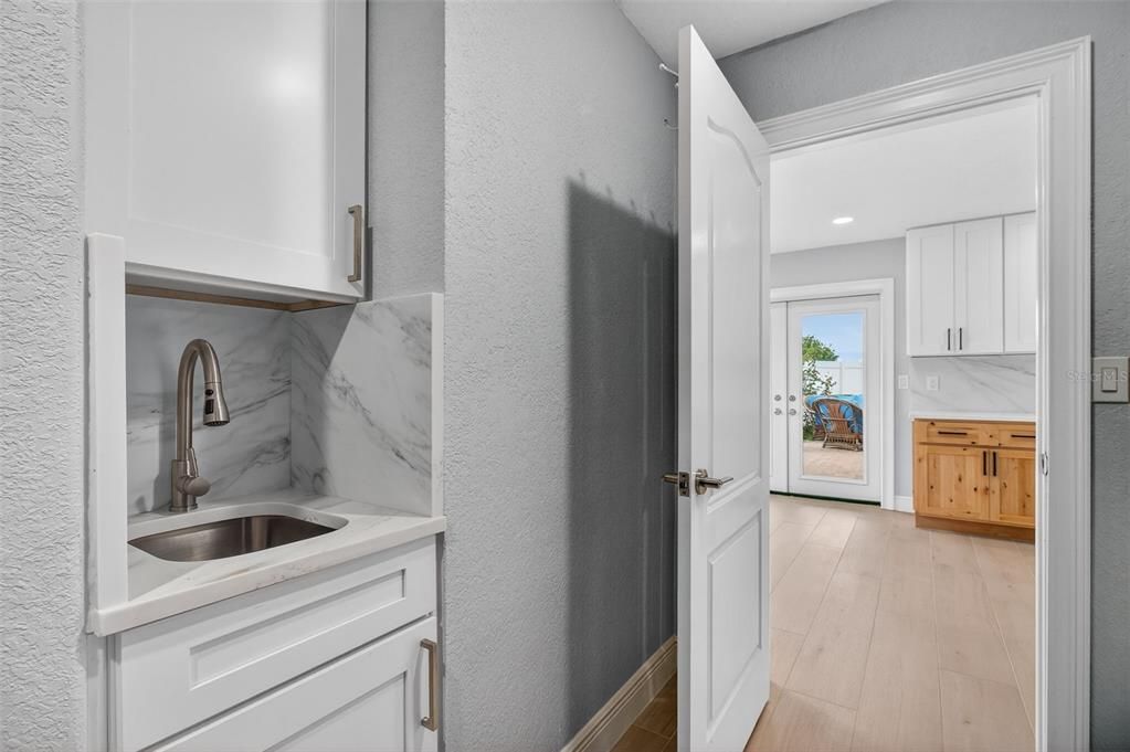 Activo con contrato: $1,999,000 (5 camas, 5 baños, 3717 Pies cuadrados)