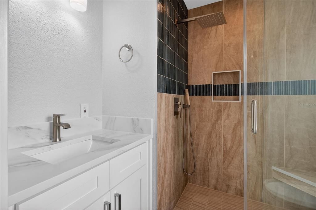 Activo con contrato: $1,999,000 (5 camas, 5 baños, 3717 Pies cuadrados)