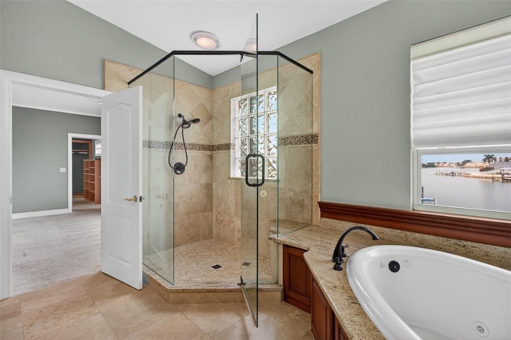 Activo con contrato: $1,999,000 (5 camas, 5 baños, 3717 Pies cuadrados)