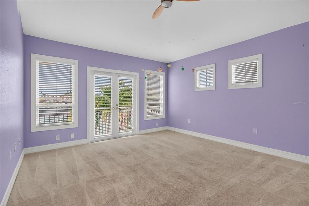 Activo con contrato: $1,999,000 (5 camas, 5 baños, 3717 Pies cuadrados)