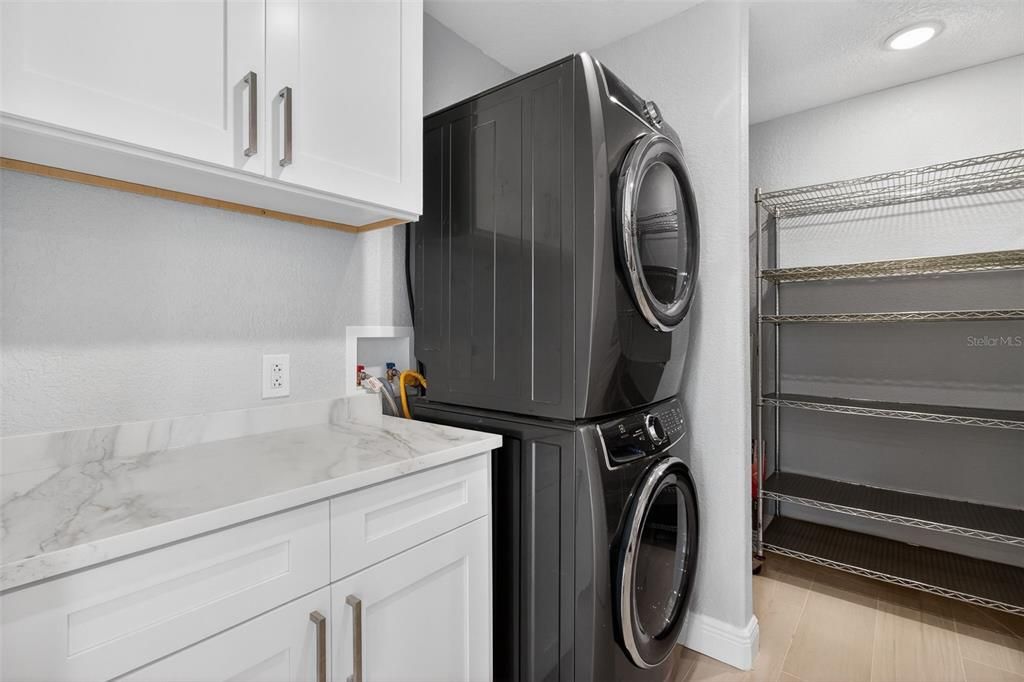 Activo con contrato: $1,999,000 (5 camas, 5 baños, 3717 Pies cuadrados)