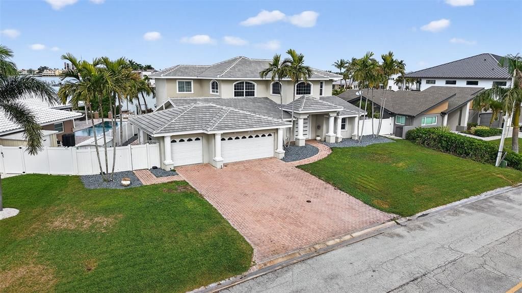 Activo con contrato: $1,999,000 (5 camas, 5 baños, 3717 Pies cuadrados)