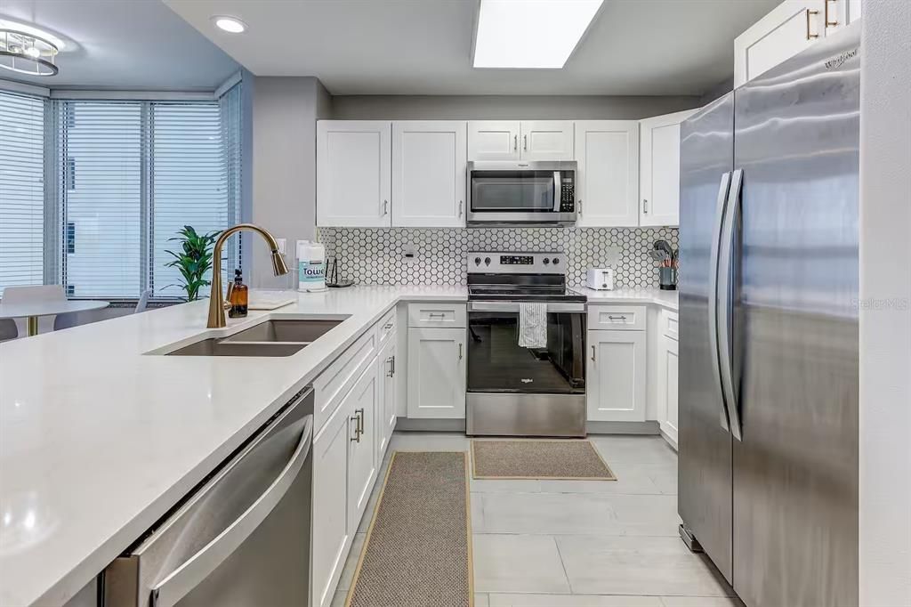 For Sale: $350,000 (2 beds, 2 baths, 1078 Square Feet)