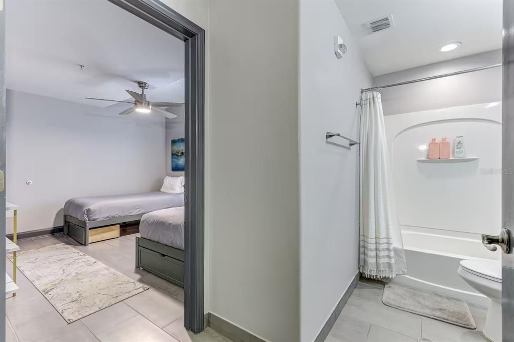 For Sale: $350,000 (2 beds, 2 baths, 1078 Square Feet)