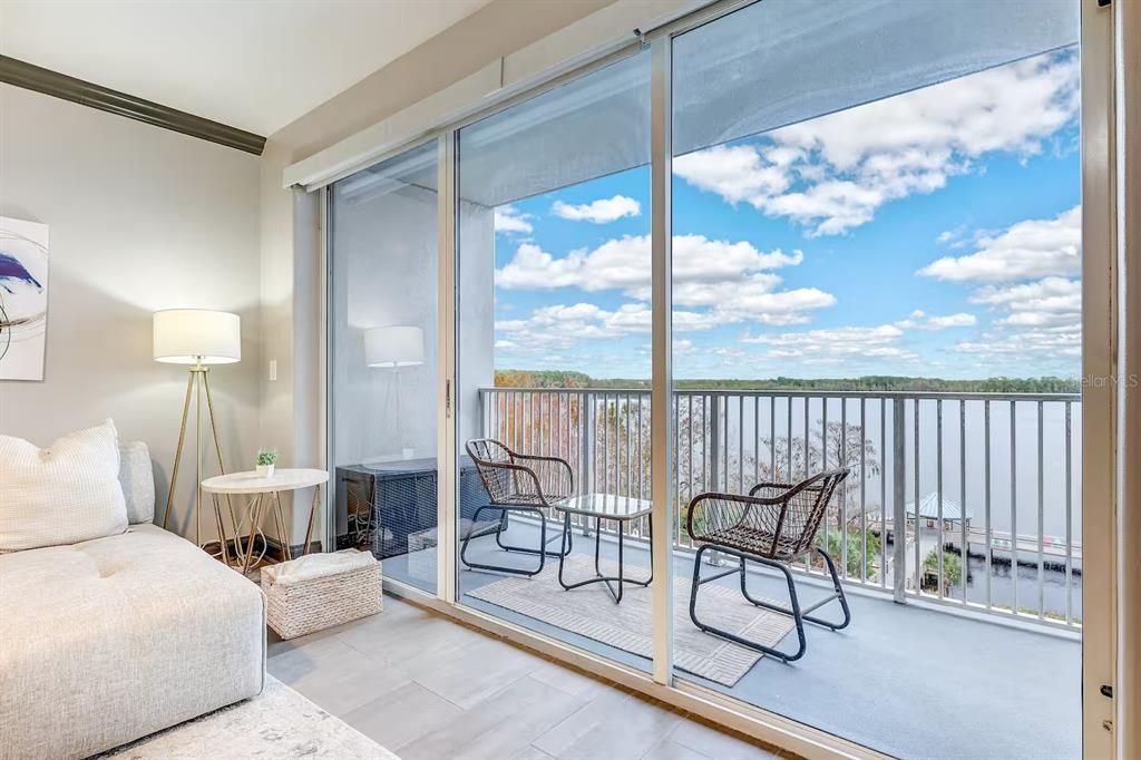 For Sale: $350,000 (2 beds, 2 baths, 1078 Square Feet)