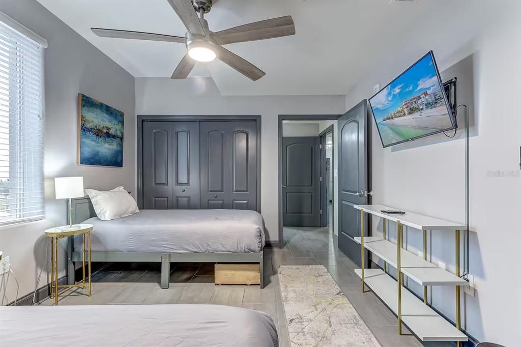 For Sale: $350,000 (2 beds, 2 baths, 1078 Square Feet)