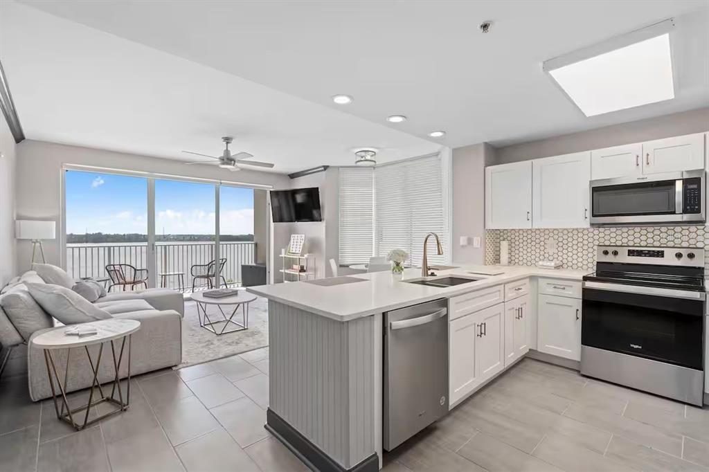 For Sale: $350,000 (2 beds, 2 baths, 1078 Square Feet)
