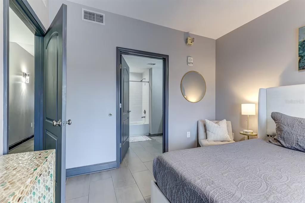 For Sale: $350,000 (2 beds, 2 baths, 1078 Square Feet)
