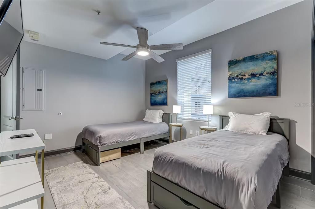 For Sale: $350,000 (2 beds, 2 baths, 1078 Square Feet)