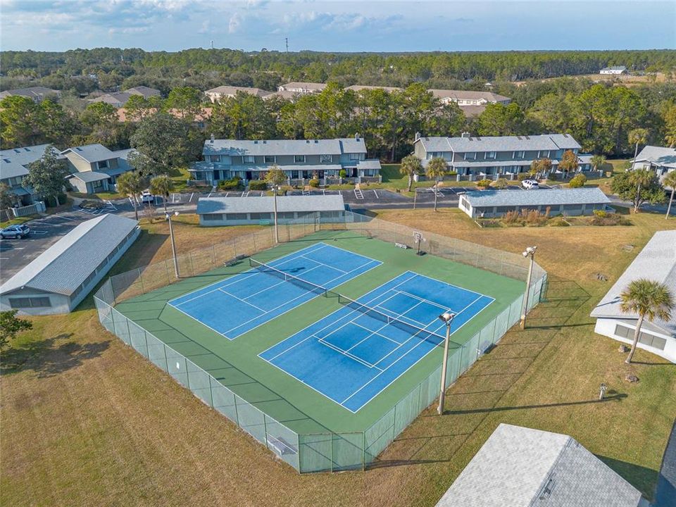 На продажу: $199,900 (2 спален, 2 ванн, 1262 Квадратных фут)