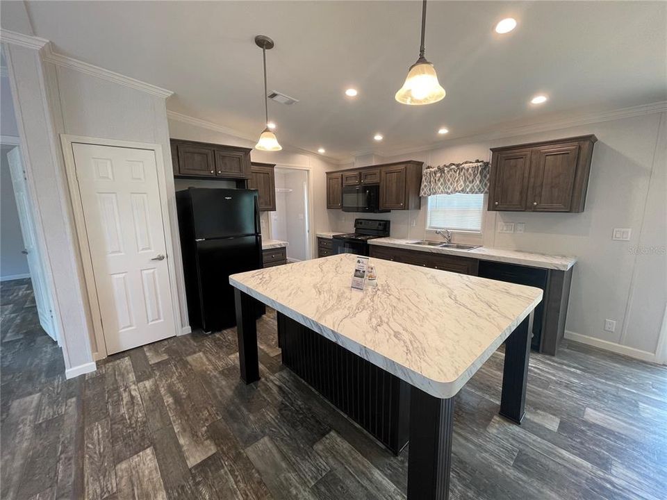 Active With Contract: $237,500 (4 beds, 2 baths, 1404 Square Feet)