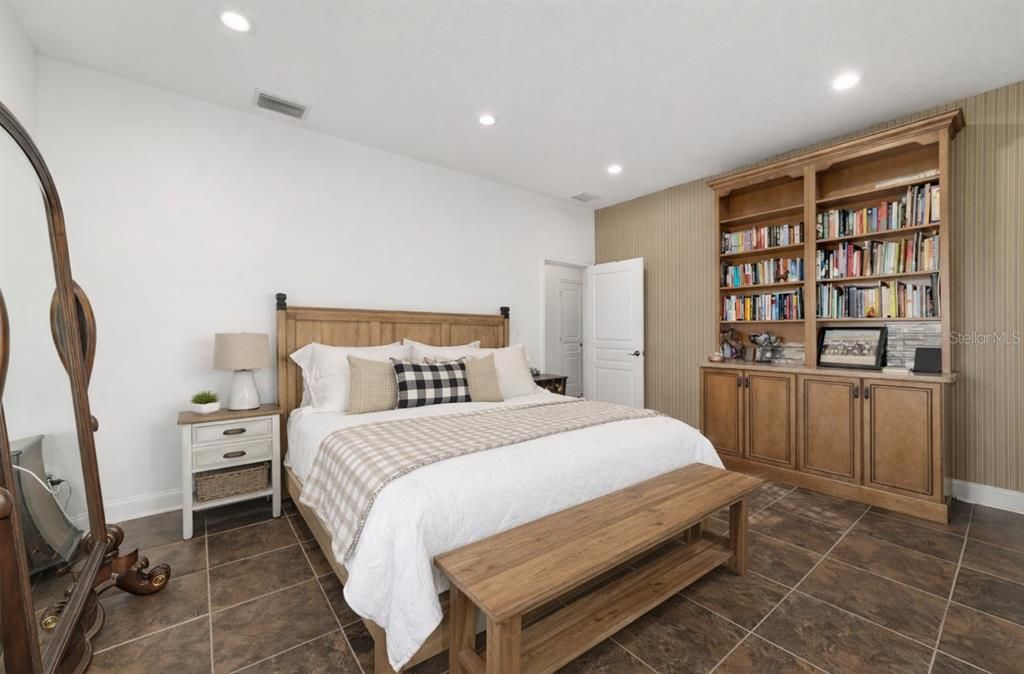 For Sale: $3,900,000 (3 beds, 2 baths, 1127 Square Feet)