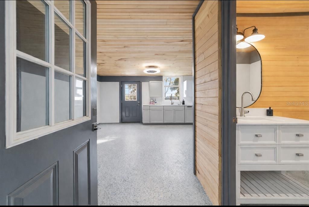 For Sale: $3,900,000 (3 beds, 2 baths, 1127 Square Feet)