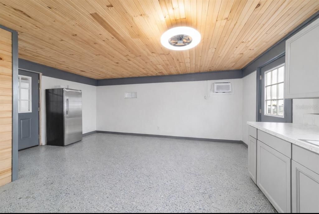 For Sale: $3,900,000 (3 beds, 2 baths, 1127 Square Feet)