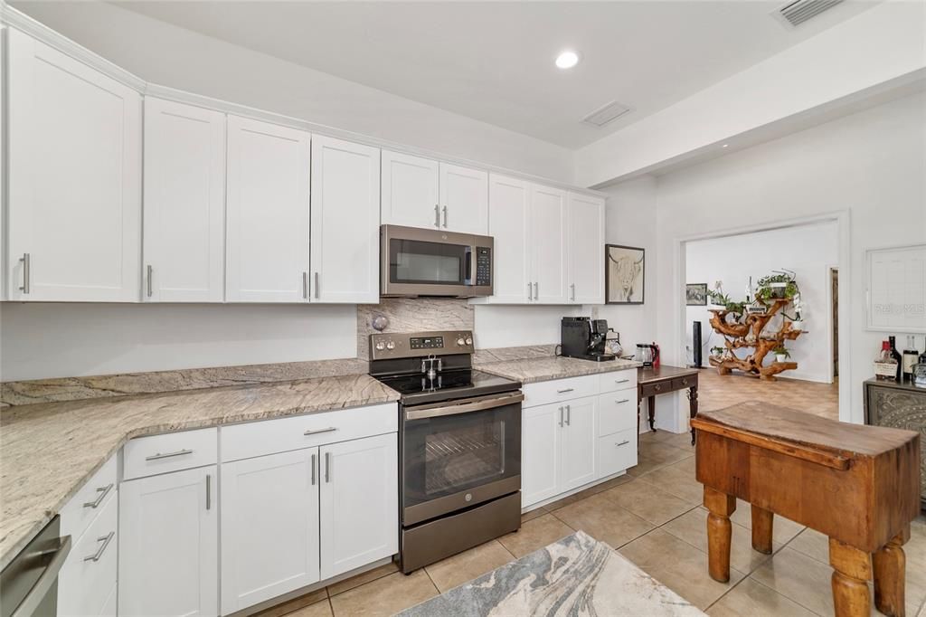 For Sale: $3,900,000 (3 beds, 2 baths, 1127 Square Feet)