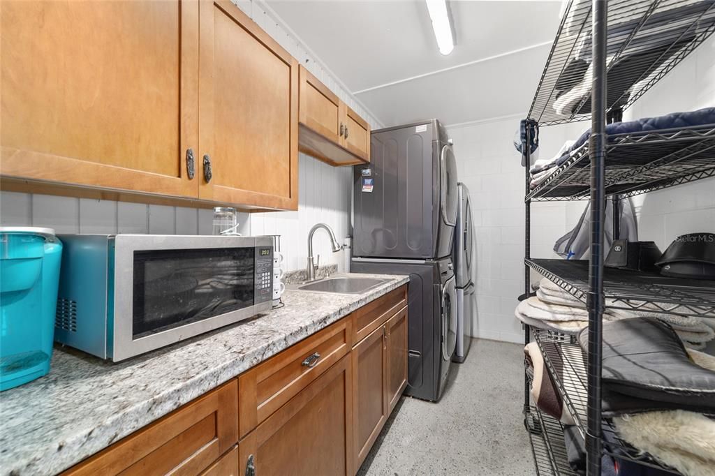 For Sale: $3,900,000 (3 beds, 2 baths, 1127 Square Feet)