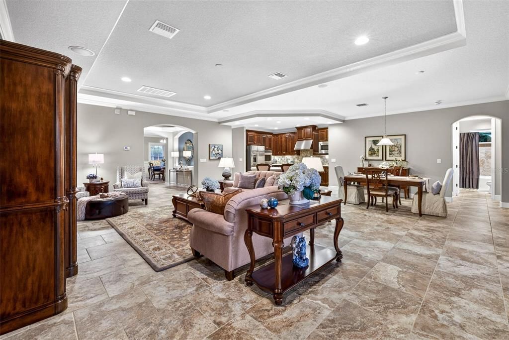 Activo con contrato: $799,900 (4 camas, 3 baños, 3211 Pies cuadrados)