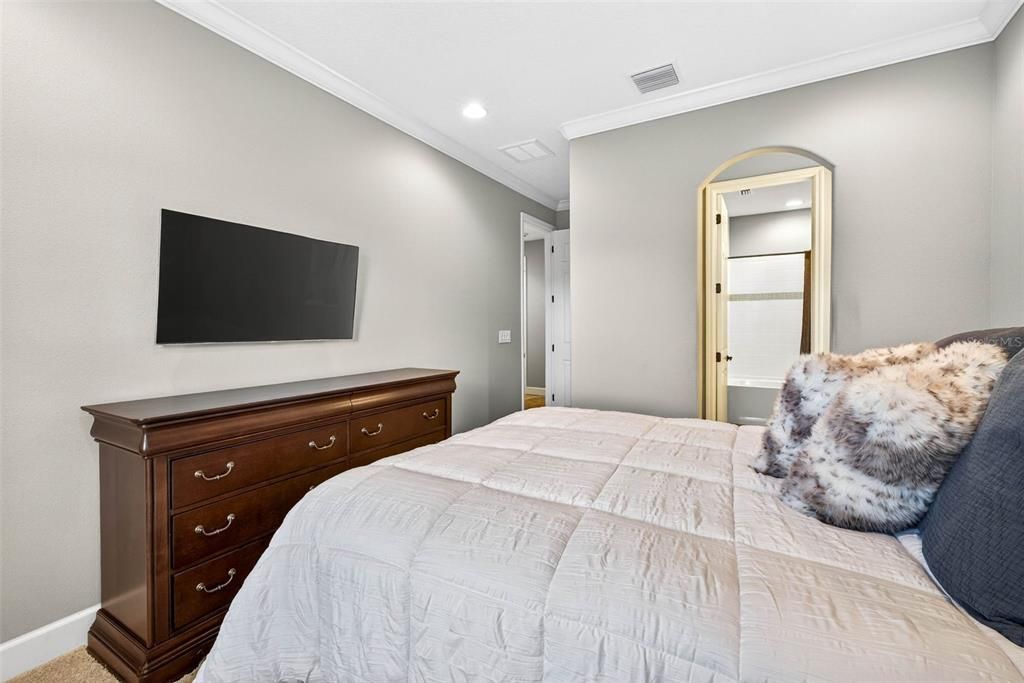 Activo con contrato: $799,900 (4 camas, 3 baños, 3211 Pies cuadrados)