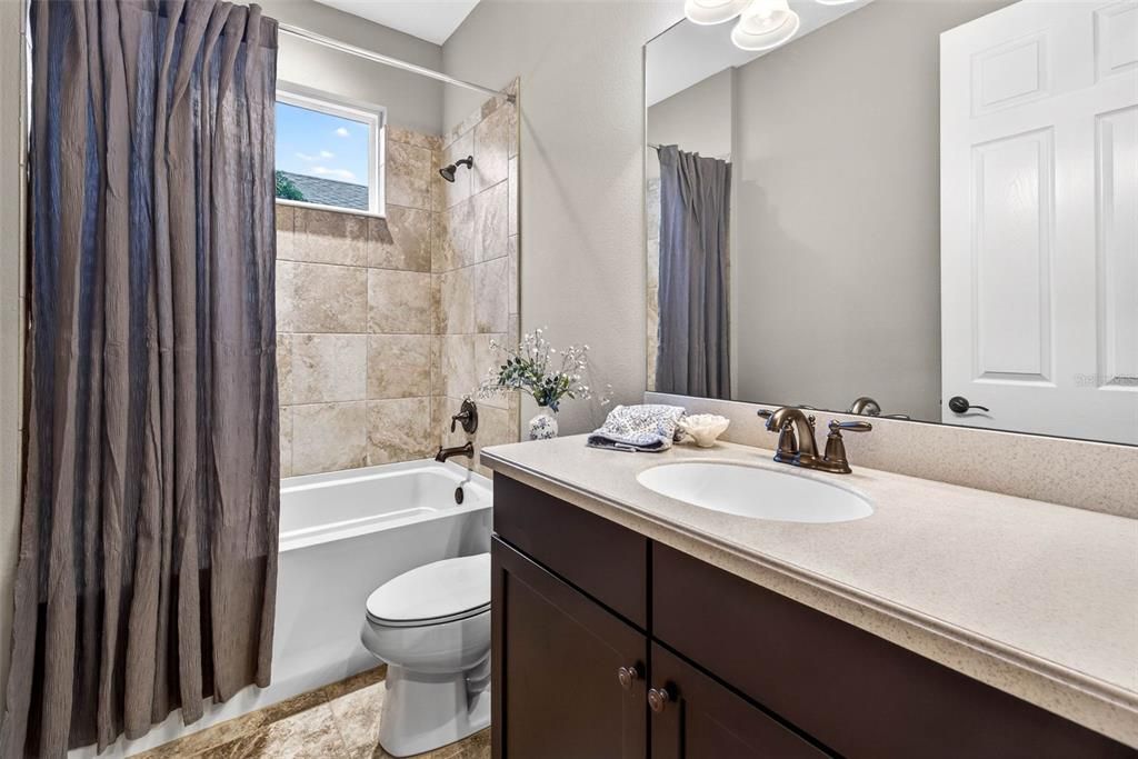 Activo con contrato: $799,900 (4 camas, 3 baños, 3211 Pies cuadrados)
