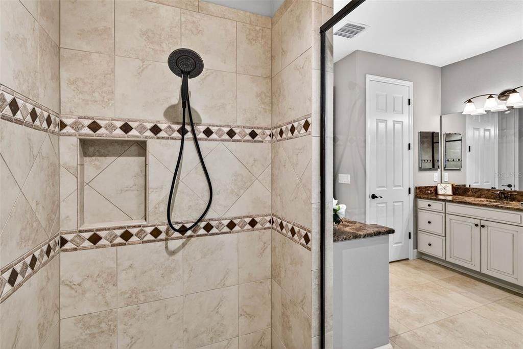 Activo con contrato: $799,900 (4 camas, 3 baños, 3211 Pies cuadrados)