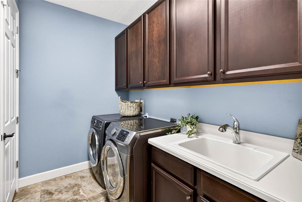 Activo con contrato: $799,900 (4 camas, 3 baños, 3211 Pies cuadrados)