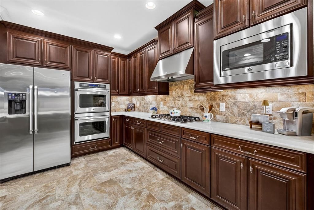 Activo con contrato: $799,900 (4 camas, 3 baños, 3211 Pies cuadrados)