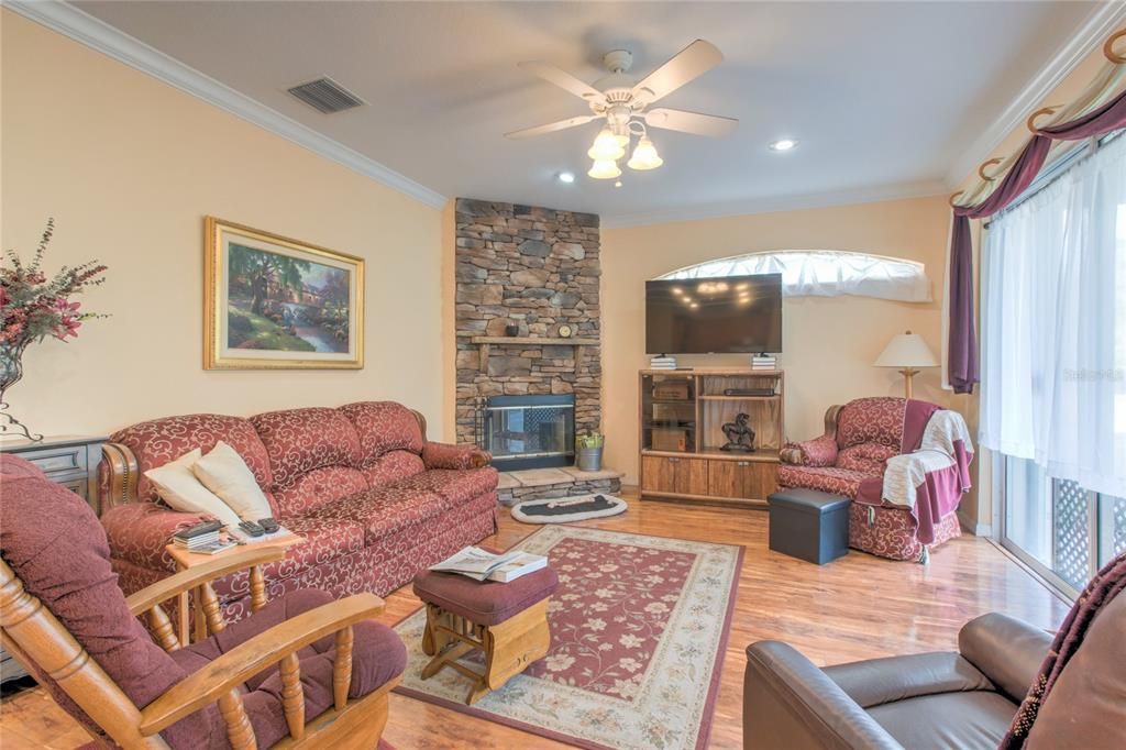 For Sale: $915,000 (4 beds, 2 baths, 1777 Square Feet)