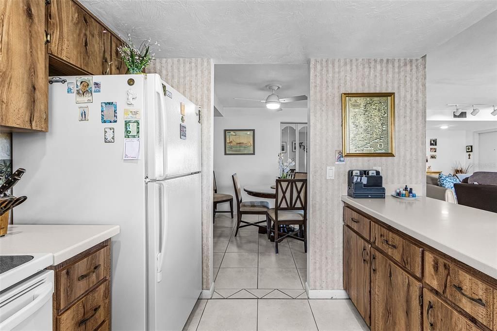 На продажу: $199,900 (2 спален, 2 ванн, 1213 Квадратных фут)