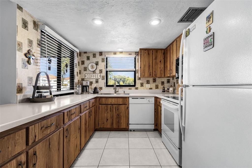 На продажу: $199,900 (2 спален, 2 ванн, 1213 Квадратных фут)