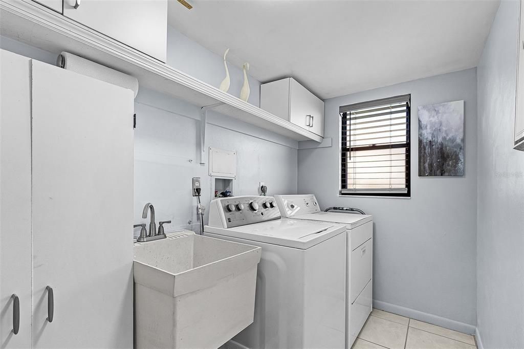 На продажу: $199,900 (2 спален, 2 ванн, 1213 Квадратных фут)