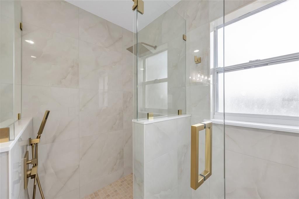 Activo con contrato: $665,000 (3 camas, 2 baños, 2413 Pies cuadrados)