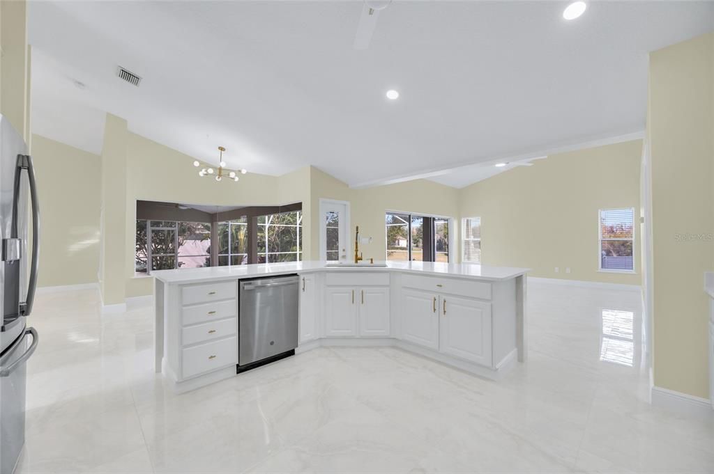 Activo con contrato: $665,000 (3 camas, 2 baños, 2413 Pies cuadrados)