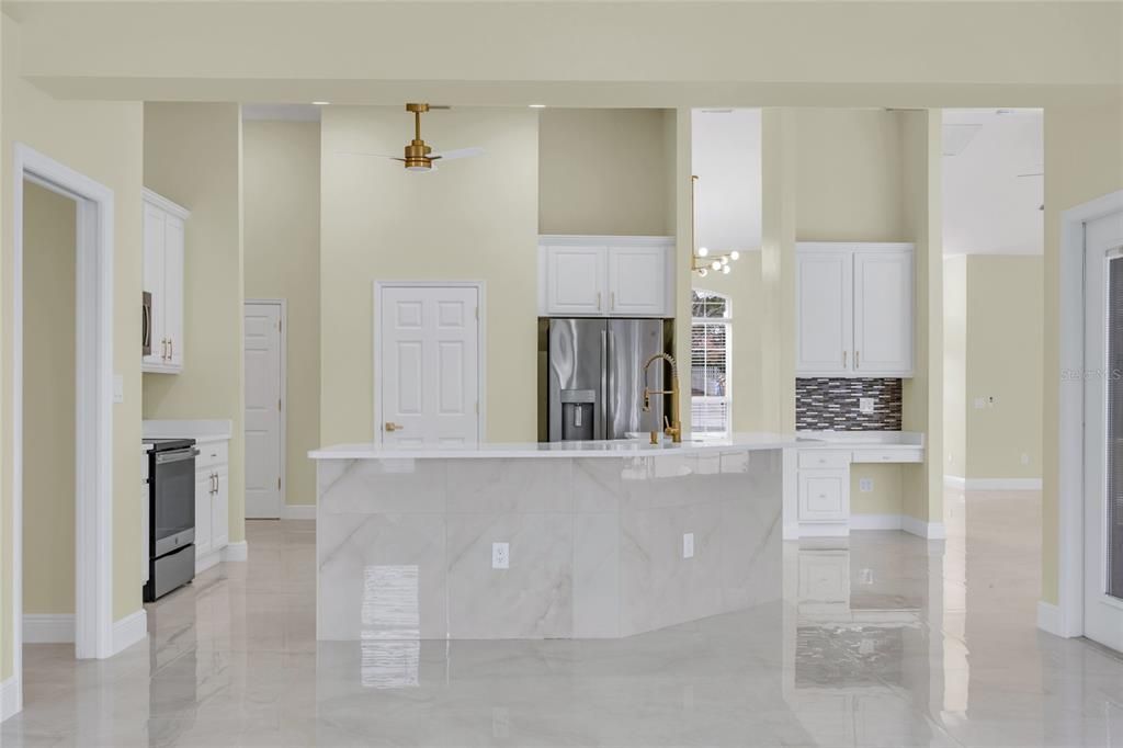 Activo con contrato: $665,000 (3 camas, 2 baños, 2413 Pies cuadrados)