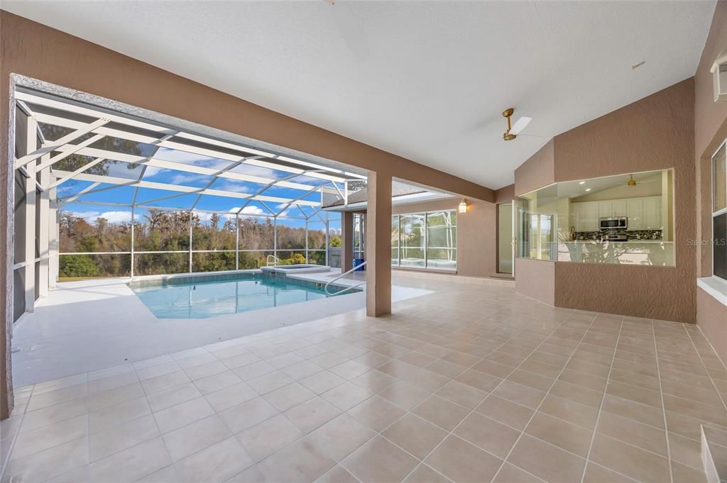 Activo con contrato: $665,000 (3 camas, 2 baños, 2413 Pies cuadrados)