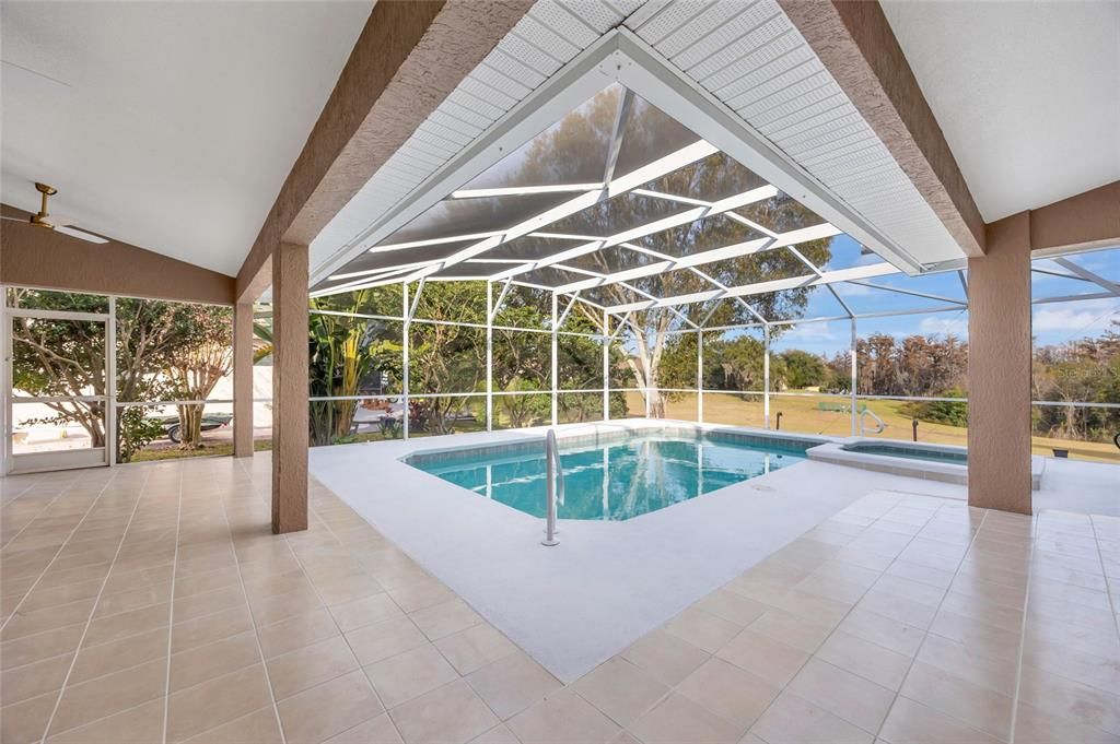 Activo con contrato: $665,000 (3 camas, 2 baños, 2413 Pies cuadrados)