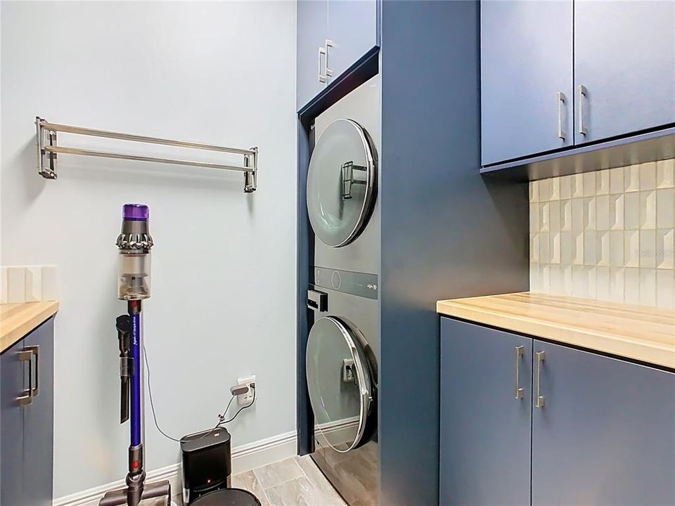 Active With Contract: $589,000 (3 beds, 2 baths, 2427 Square Feet)