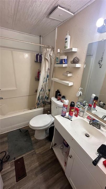 На продажу: $84,900 (2 спален, 1 ванн, 1012 Квадратных фут)