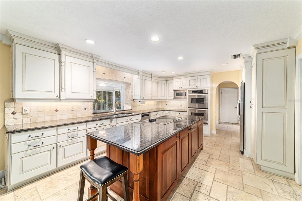 For Sale: $885,000 (3 beds, 2 baths, 3669 Square Feet)