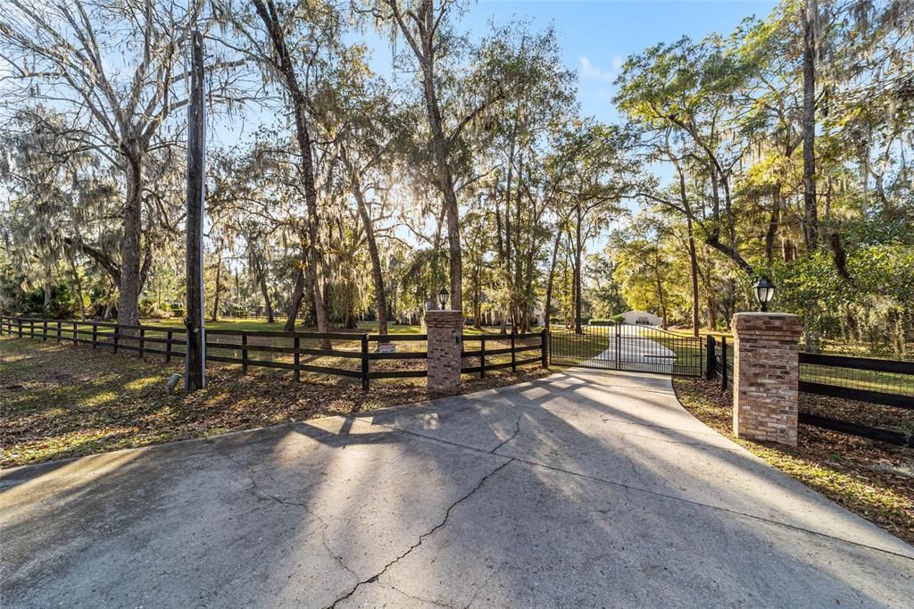 For Sale: $885,000 (3 beds, 2 baths, 3669 Square Feet)