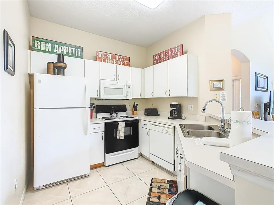 Activo con contrato: $309,000 (4 camas, 3 baños, 1645 Pies cuadrados)