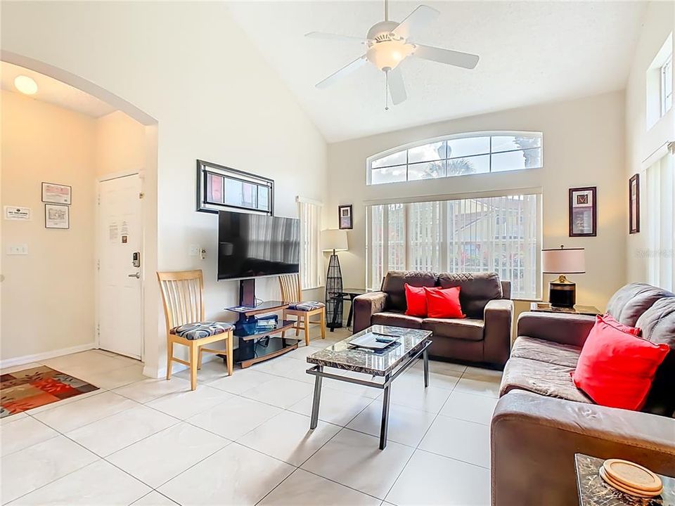 Activo con contrato: $309,000 (4 camas, 3 baños, 1645 Pies cuadrados)