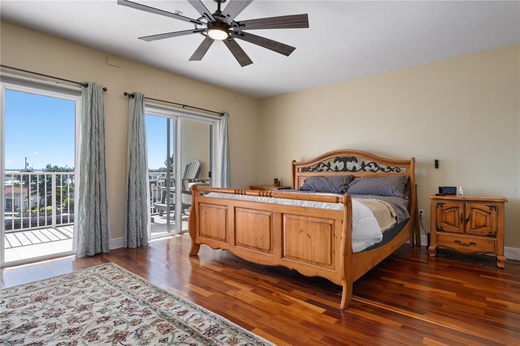 For Sale: $998,000 (3 beds, 3 baths, 2376 Square Feet)