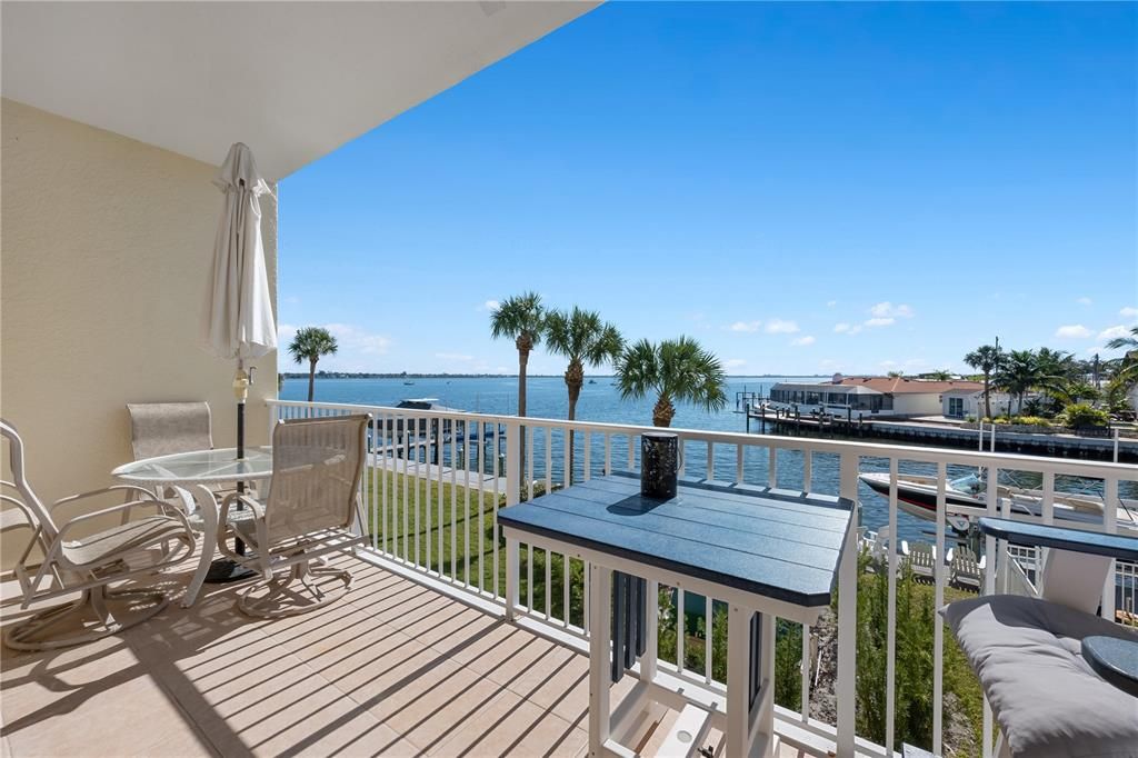 For Sale: $998,000 (3 beds, 3 baths, 2376 Square Feet)