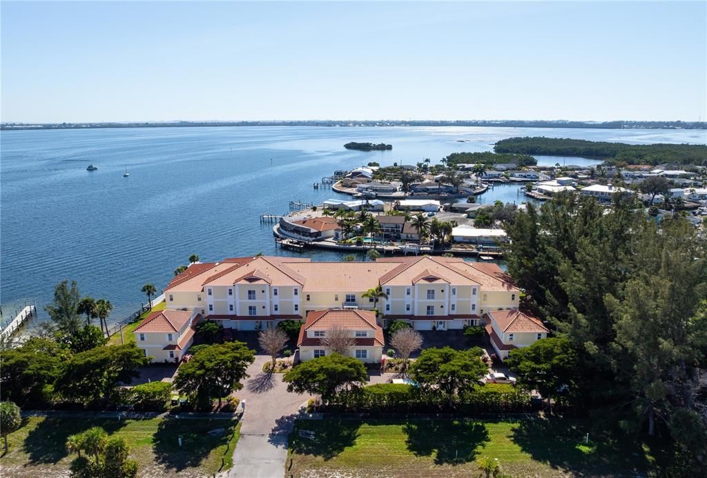 For Sale: $998,000 (3 beds, 3 baths, 2376 Square Feet)