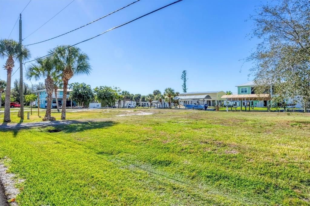 На продажу: $989,999 (0.46 acres)
