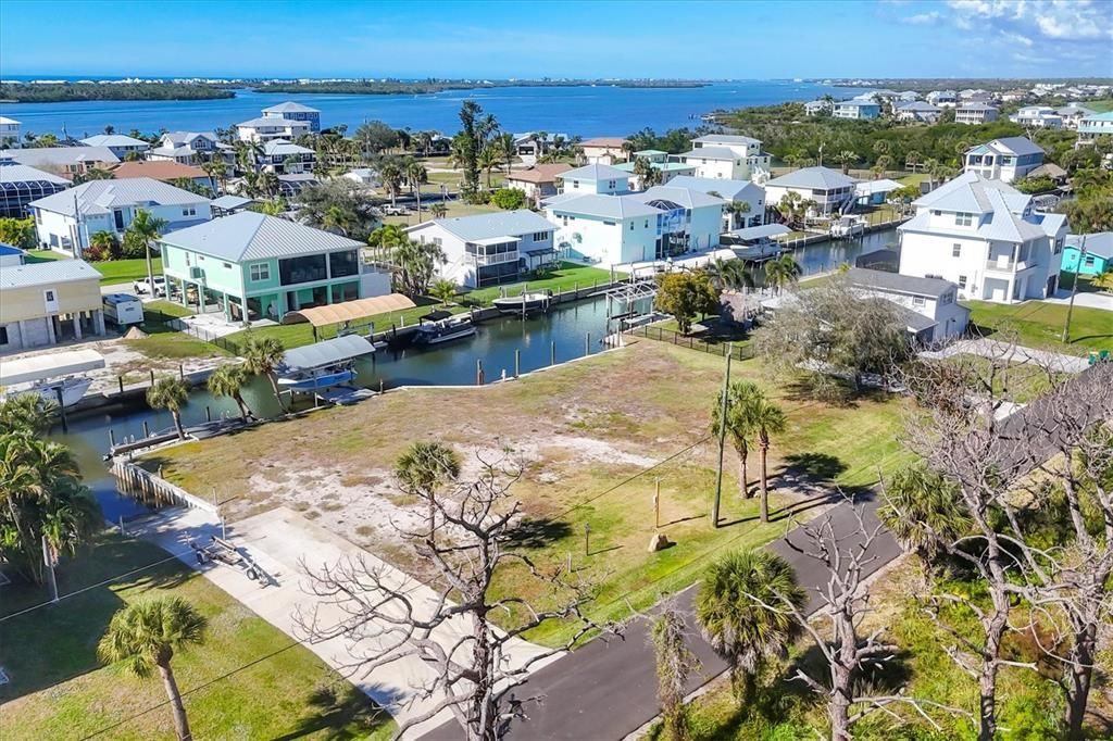 На продажу: $989,999 (0.46 acres)