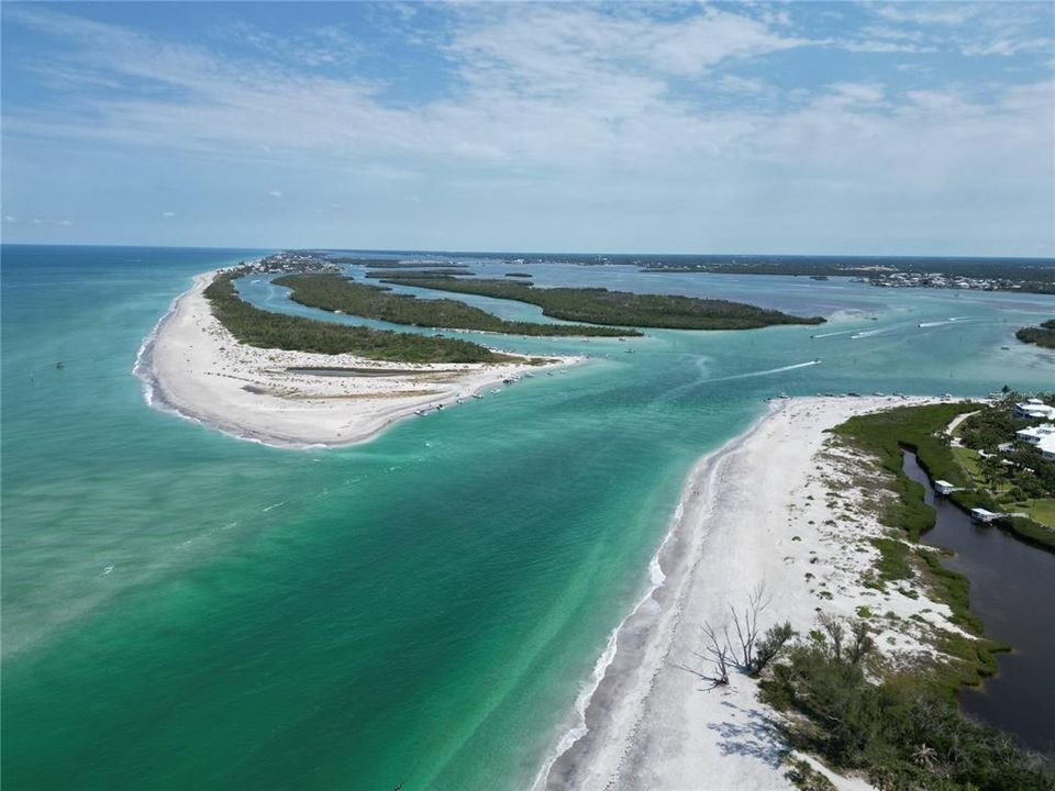 На продажу: $989,999 (0.46 acres)