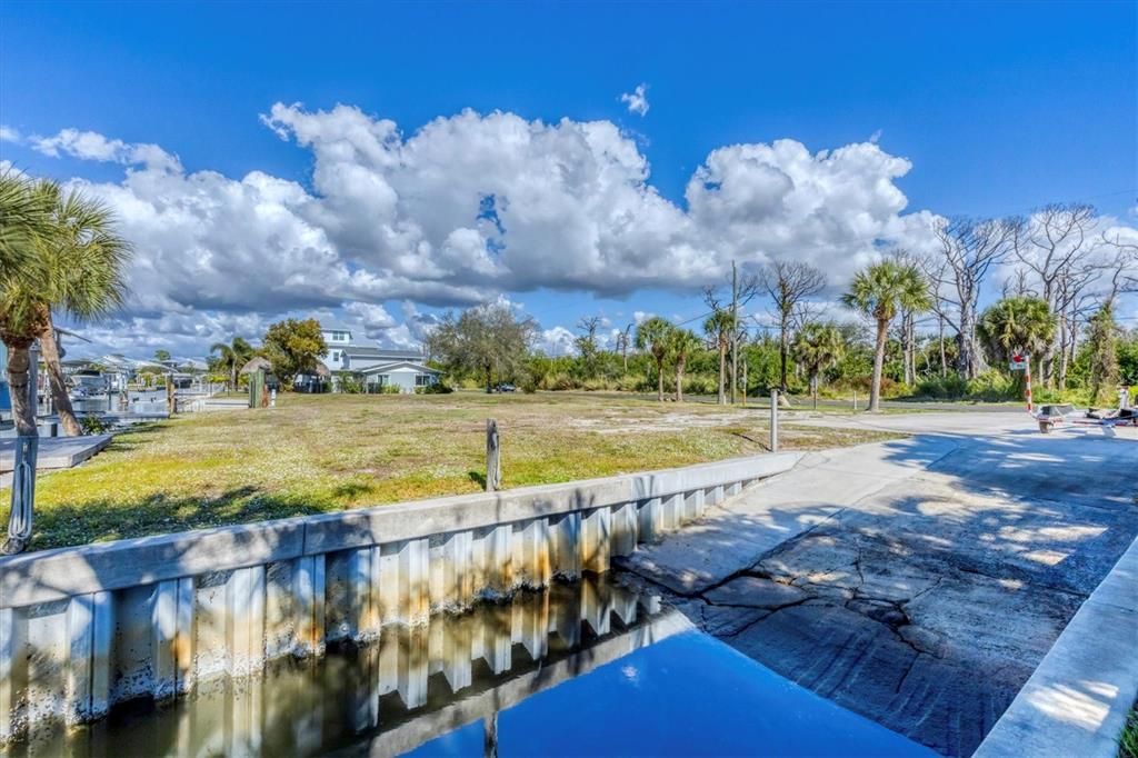 На продажу: $989,999 (0.46 acres)