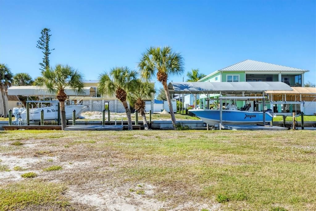 На продажу: $989,999 (0.46 acres)