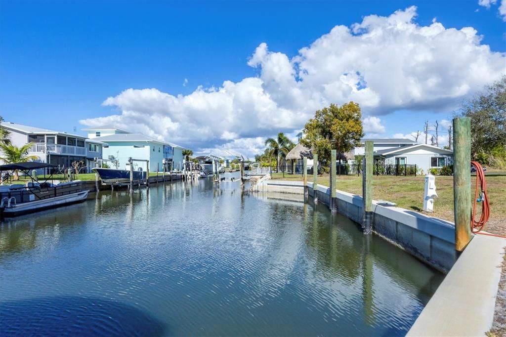 На продажу: $989,999 (0.46 acres)